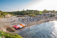 Der Strand bietet auch im Hochsommer genügend Platz