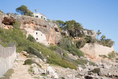 Die Höhle an der Nordseite der Strandbucht war einst bewohnt