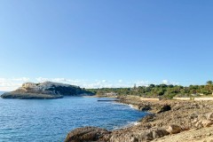 Von der Bucht führt der Weg am Meer zum nächsten Strand