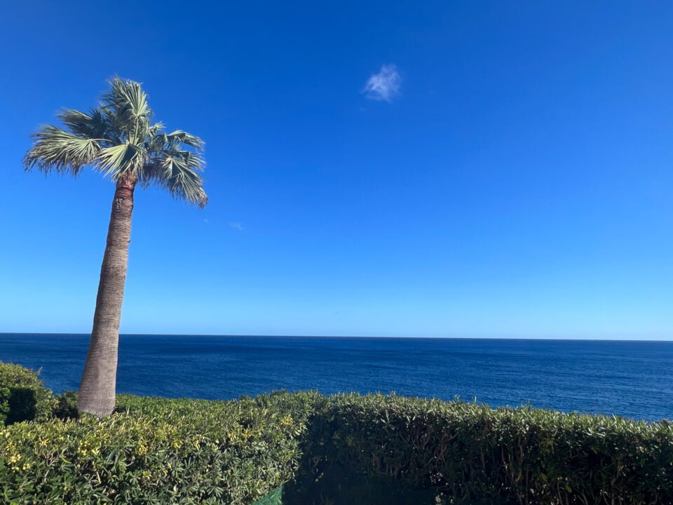 Aussicht von der Wohnzimmerterrasse aufs Meer.